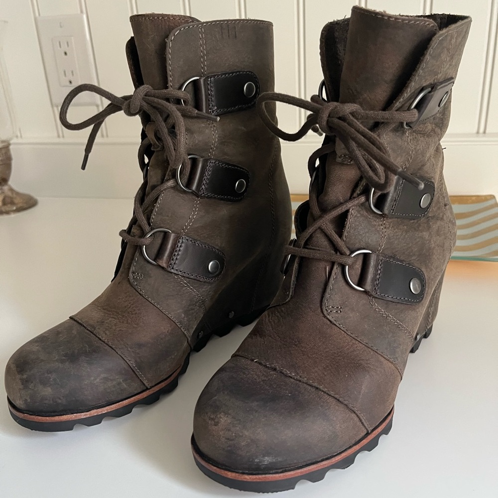 SOREL Joan of Arctic leather lace up platform boots.